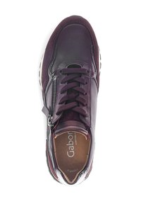 Paarse sneaker van leer en suede, met veters en een zijrits. De zool is wit met een gestructureerd patroon.