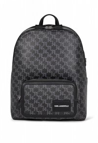 Fekete hátizsák texturált logómintával, elülső cipzáras zsebbel és sima fekete díszítésekkel. Masszív fogantyúk és állítható pántok.