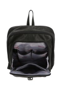 Schwarzer Leder-Rucksack mit glatter Oberfläche, ausgestattet mit einem Reißverschluss-Hauptfach, grauem, wasserdichtem Innenfutter und mehreren Innenfächern.