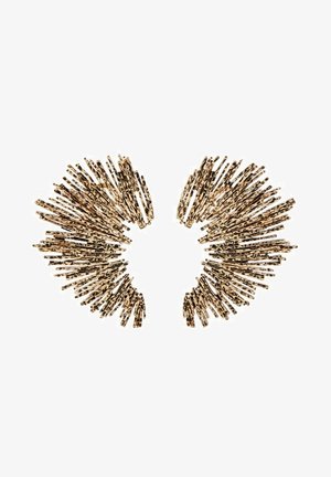 Paire de boucles d'oreilles en métal texturé ton or avec un design de fines barres rayonnantes s'évasant en forme de croissant.