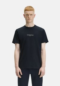 T-shirt in cotone nero con scollatura rotonda, maniche corte e un logo ricamato bianco centrato sul petto.