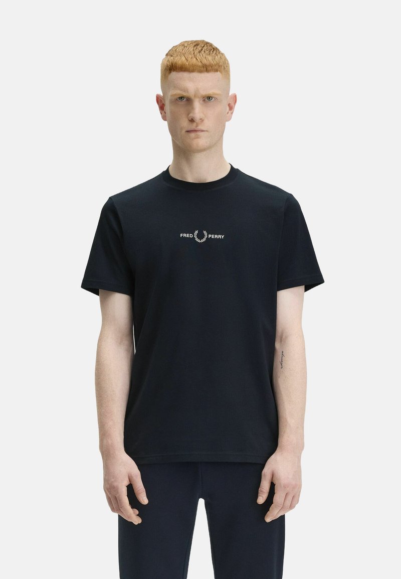 T-shirt in cotone nero con scollatura rotonda, maniche corte e un logo ricamato bianco centrato sul petto.