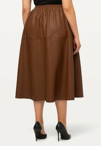 Ulla Popken MIDI EN TRAPÈZE AU GENOU CEINTURE ÉLASTIQUE - Gonna a campana - erde