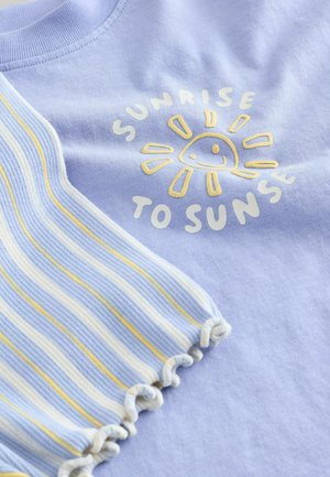 Lys lilla stof med en gul sol og teksten "SUNRISE TO SUNSET", ved siden af et rynket kantstof med striber i blå, hvid og gul.