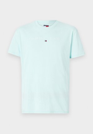 Camiseta de algodón azul claro con el texto "TOMMY JEANS" en blanco, cuello redondo, mangas cortas y un pequeño logotipo en el pecho.