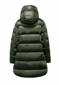 Groene pufferjack met een capuchon, met een gequilt ontwerp, een soepele textuur en een licht verlengde snit. Geen zichtbare hardwaredetails.