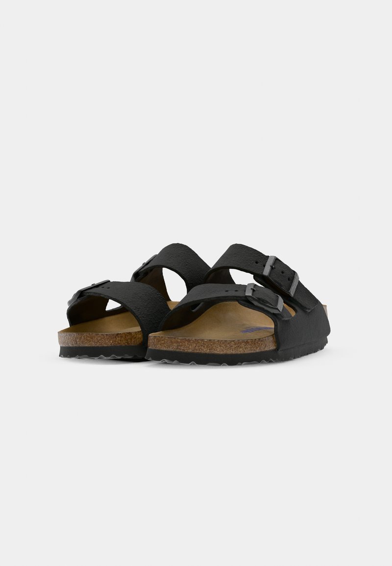 Schwarze offene Sandalen mit zwei verstellbaren Riemen, Korkfußbett, strukturiertem Obermaterial und Gummisohle mit wellenförmigem Muster.