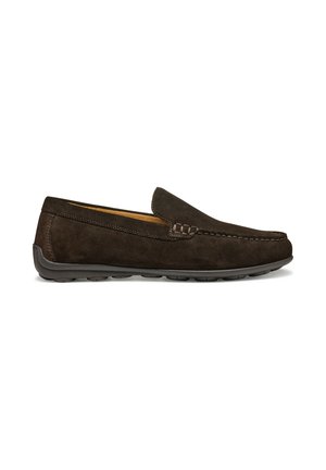 Mocasines de ante marrón con un acento cosido a lo largo de la parte superior, puntera redondeada y suela de goma suave, diseñados para la comodidad y facilidad de uso.