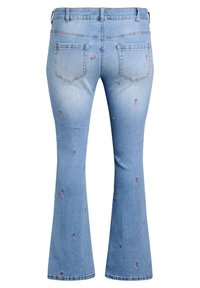 Paplašinātas džinsa bikses gaiši zilā krāsā, ar rozā ziedu izšuvumiem, divām aizmugurējām kabatām un izšūtu jostas detaļu.