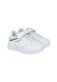 Zapatillas blancas con un diseño de cuero liso y malla, que cuentan con una correa de Velcro y cordones, y sutiles acentos grises en la lengua y el costado.
