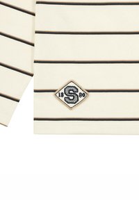 Cremfarbendes Hemd mit schwarzen und braunen horizontalen Streifen. Verfügt über einen gestickten Diamant-Patch mit "S" und "1880" in Marineblau.