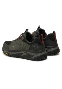 Czarne buty sportowe z siateczkową i zamszową cholewką, teksturowanymi panelami, kontrastowymi czerwonymi akcentami oraz grubą, wytrzymałą gumową podeszwą.