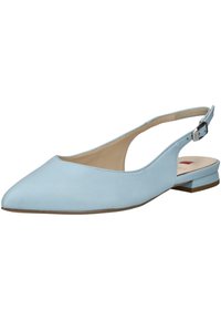Zapatos planos estilo slingback en azul claro con punta afilada, diseño minimalista, material de cuero y un pequeño tacón cuadrado.