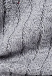 Sweter w sploty kablowe w jasnoszarym kolorze. Charakteryzuje się teksturowanym wzorem z wypukłymi kablami oraz naprzemiennymi sekcjami ciasnego ściągacza. Wykonany z miękkiej mieszanki wełny.