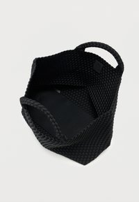 Μαύρη πλεκτή τσάντα καλάθι με δύο λαβές, με υφή στην εξωτερική επιφάνεια και αδιάκοπη εσωτερική επένδυση. Έχει τετράγωνη βάση και στρογγυλεμένες άκρες.