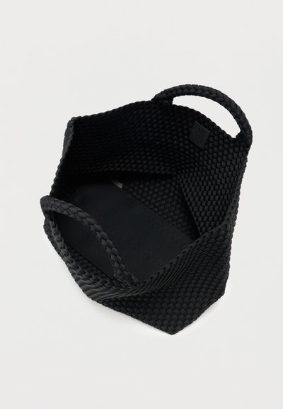 Μαύρη πλεκτή τσάντα καλάθι με δύο λαβές, με υφή στην εξωτερική επιφάνεια και αδιάκοπη εσωτερική επένδυση. Έχει τετράγωνη βάση και στρογγυλεμένες άκρες.