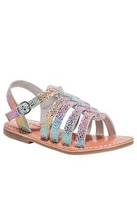 Regenboogleren sandalen met meerdere geperforeerde banden, gesloten hiel, platte zool en decoratieve stiksels langs de rand.