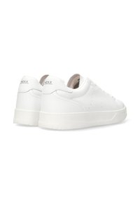 Zapatillas blancas con parte superior de cuero texturizado, perforaciones sutiles, cuello acolchado y suela de goma plana. Logotipo MCXX en el talón.