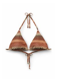 Bruin en beige zigzagpatroon driehoekige bikinitop met halternek en strikjes aan de achterkant, plat neergelegd op een witte achtergrond.