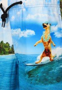Helles blauschimmbadehosen mit einem Grafikmotiv eines Hundes, der auf dem Wasser surft, umgeben von Palmen und einem klaren Himmel. Kordelzugverschluss an der Taille.
