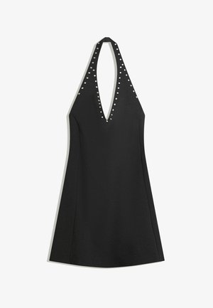 Robe noire à col halter avec décolleté en V profond, bordée de clous en argent au niveau du col, et une silhouette en A.
