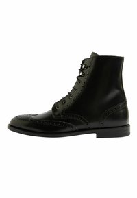 Stivaletto in pelle nera con dettagli brogue, punta rotonda, lacci frontali e una texture liscia con tacco stacked a profilo basso.