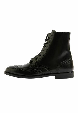 Bottines en cuir noir avec des détails de brogue, bout rond, lacets à l'avant et une texture lisse avec un talon bas empilé.