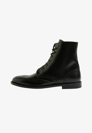 Schwarze Lederstiefelette mit Broguemuster, runder Zehenform, Schnürung vorne und glatter Textur sowie einem niedrigen, gestapelten Absatz.