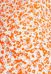 Tecido floral em tons de laranja, rosa e azul-claro sobre um fundo branco, apresentando pequenas flores dispersas com um padrão texturizado.