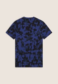 T-shirt a maniche corte con motivo camouflage blu e nero disteso in piano, visto dal retro su uno sfondo beige chiaro.