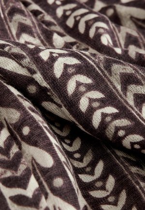 Gewebter Stoff in dunklem Lila mit cremefarbenen Blumen- und Blättermustern, der über eine weiche Textur und komplizierte Designdetails verfügt.