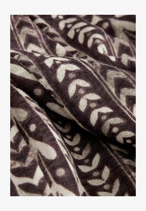 Vävt tyg i mörklila med krämfärgade blommor och lövmönster, med en mjuk textur och intrikata designdetaljer.