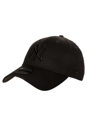 Czarna czapka z daszkiem z haftowanym logo New York Yankees i regulowanym paskiem, przedstawiona pod lekkim kątem na białym tle.