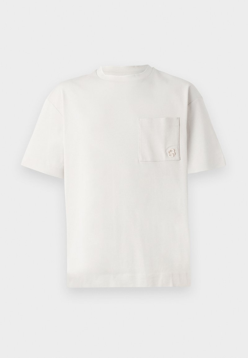 Biała bawełniana koszulka z okrągłym dekoltem, krótkimi rękawami oraz kieszonką na lewej piersi z delikatnym haftem logo. Gładka tekstura.
