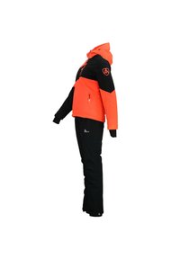 Ensemble d'extérieur deux pièces comprenant une veste à capuche orange et noire et un pantalon noir uni, conçu pour les activités hivernales.