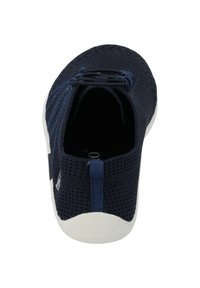 Scarpa slip-on in rete blu navy con lacci elastici e suola in gomma bianca. Presenta una parte superiore testurizzata e un tassello sul retro per indossarla facilmente.