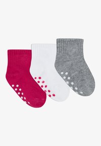 Tri páry krátkych ponožiek: fuchsiovej farby s bielymi bodkami, biele s červenými bodkami a sivé s bielymi bodkami. Rebrovaná štruktúra na manžetách.