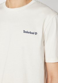 Timberland SMALL LINEAR LOGO PRINT TEE - T-shirts med print - vintage white