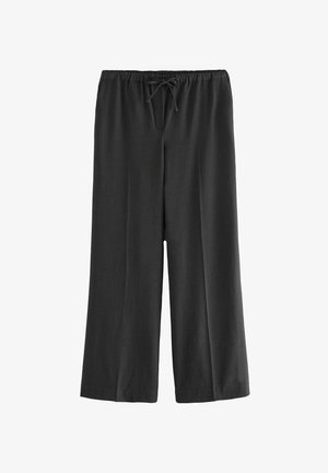 Široké kalhoty v tmavě šedé barvě, se stahovací šňůrkou v pase. Vyrobené z měkké tkaniny s hladkým povrchem a bez viditelných vzorů.