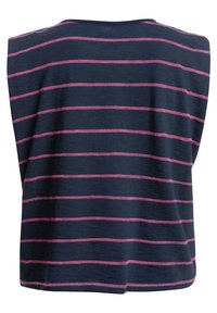 Marinblå kortärmad topp med rosa horisontella ränder; mjuk textur; rundad hals; avslappnad passform; inga synliga detaljer eller dekorationer.