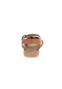 Sandalo in pelle marrone con cinturino alla caviglia e fibbia regolabile. Soletta morbida e suola in gomma marrone chiaro. Design semplice senza motivi.