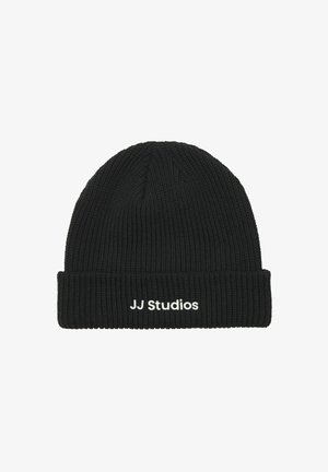 Czarna dzianinowa czapka z prążkowanym wzorem i podwiniętym mankietem. Z przodu znajduje się białe logo "JJ Studios".