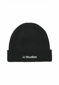 Czarna dzianinowa czapka z prążkowanym wzorem i podwiniętym mankietem. Z przodu znajduje się białe logo "JJ Studios".