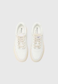 Sneakers bianchi con tomaia in pelle liscia, lacci beige, punta perforata e suola in gomma chiara. Logo visibile all'interno.
