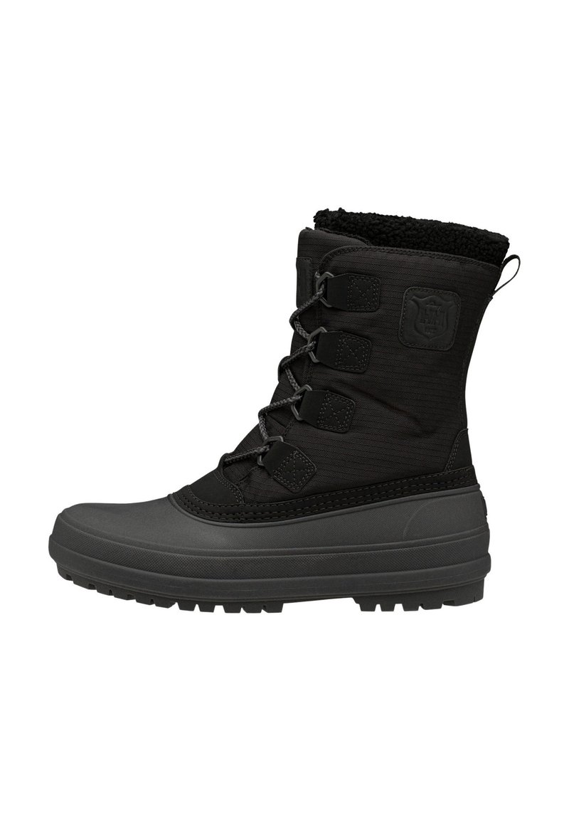 Botas de invierno negras aisladas, con un upper texturizado, cierre de cordones, suela de goma y suave forro de piel sintética en la parte superior.