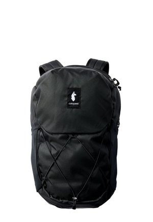 Sort Cotopaxi-rygsæk med elastisk bungee-snor foran, lynlåsåben toprum og polstrede skulderstropper på hvid baggrund.