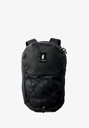 Sort Cotopaxi-rygsæk med elastisk bungee-snor foran, lynlåsåben toprum og polstrede skulderstropper på hvid baggrund.