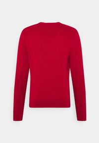 Roter langärmeliger Pullover mit V-Ausschnitt, gerippten Bündchen und Saum, aus einem glatten Strickstoff gefertigt. Die Rückansicht zeigt klare Linien und minimale Details.