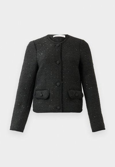 Veste noire texturée à manches longues avec col rond, boutons sur le devant et deux poches à rabat boutonnées.