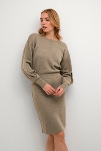 Bežové pletené šaty s uvolněným střihem, které mají dlouhé, mírně nabírané rukávy a kulatý výstřih. Hladká textura a délka ke kolenům.
